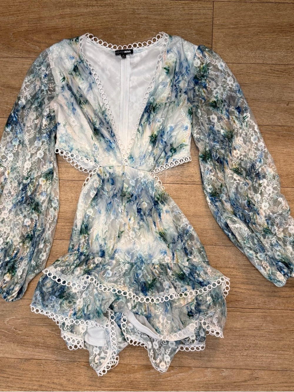 Fashion Nova Blue Multi Floral Lace-Trim V-Neck roper size medium